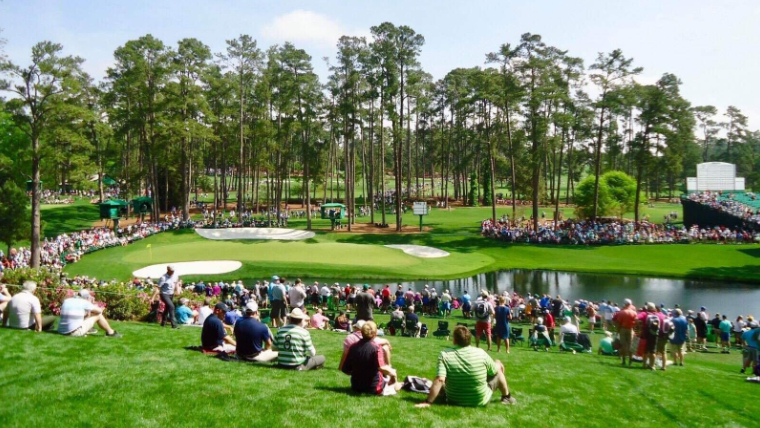 crowds-around-a-par-3-green